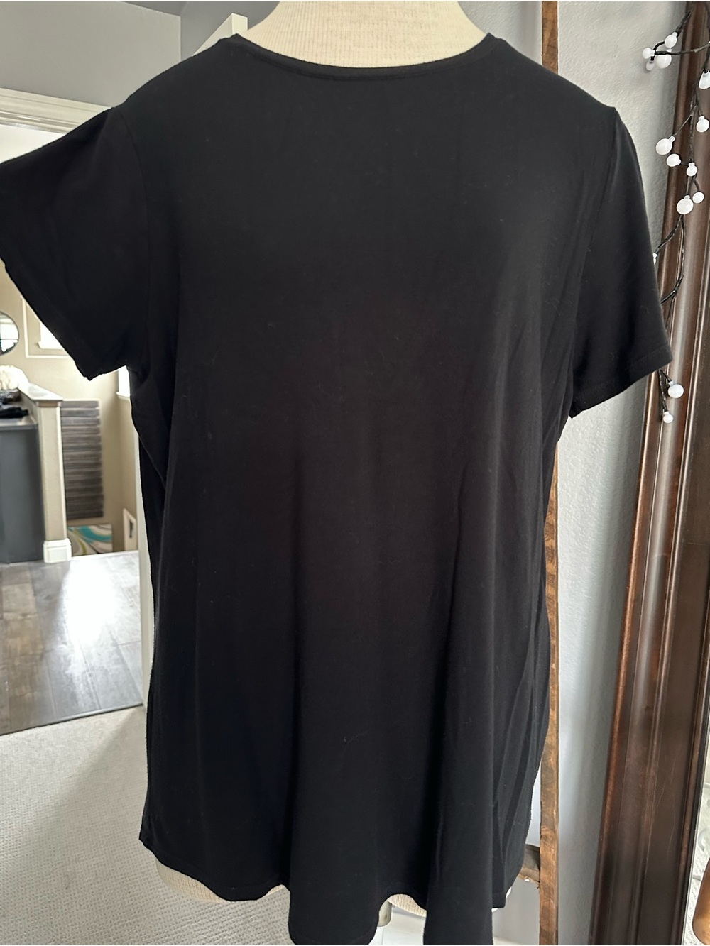 Saks Fifth Avenue women’s black Short Sleeve Crewneck Tee, size XL
